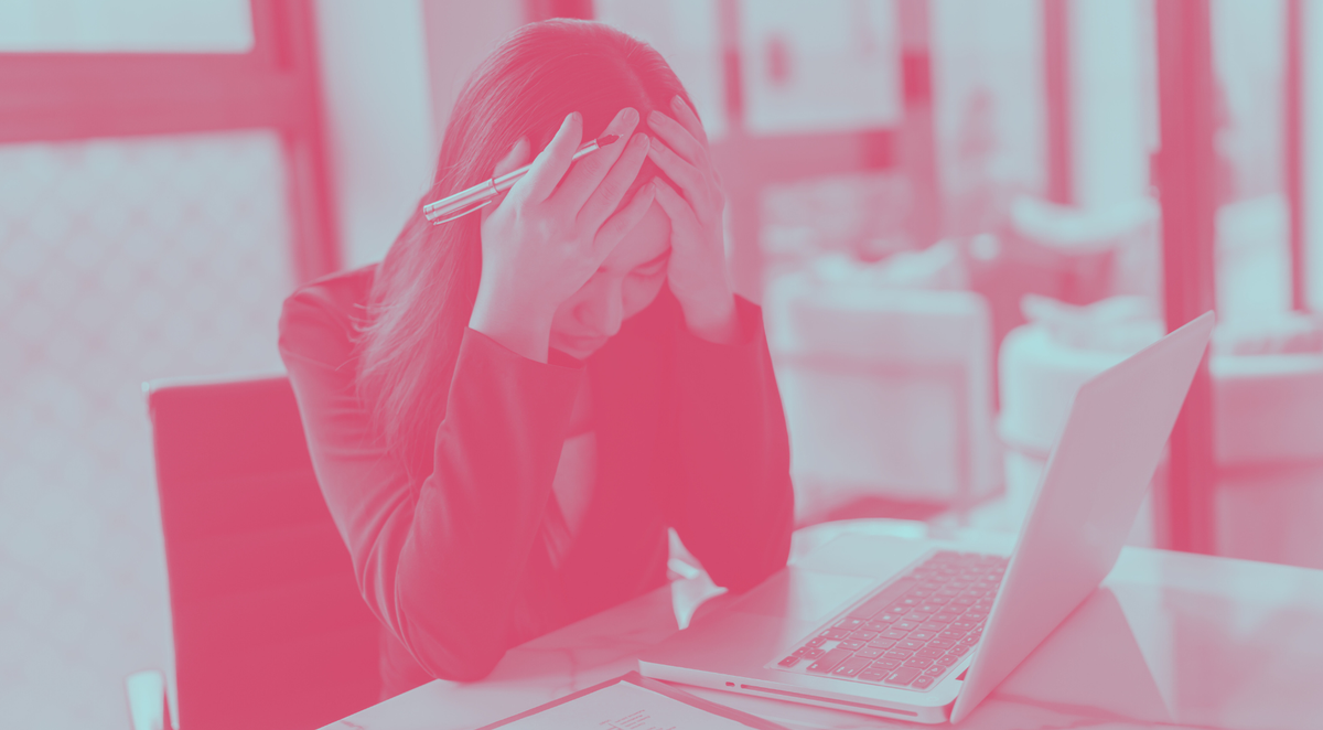 Une employée fatiguée à son bureau.